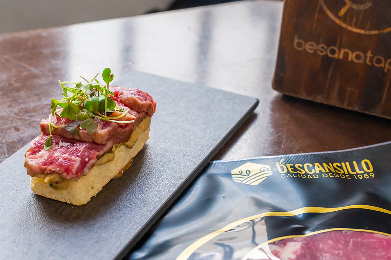 Sandwich con pluma ibérica El Descansillo con tartar de berenjenas y praliné de cacahuetes